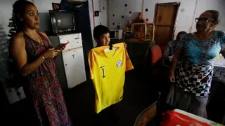 Claudio Bravo y Camilo Moya participaron en campaña navideña de Correos de Chile