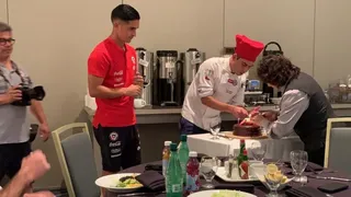 Los jugadores de la selección chilena celebraron a Felipe Gutiérrez por su cumpleaños 28