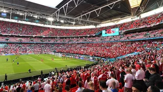 UEFA acusó a Inglaterra por mal comportamientos de hinchas: láser, bengalas e insultos