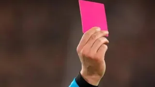 La tarjeta rosa hizo su estreno en el fútbol mediante el Brasil vs Costa Rica en Copa América