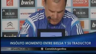 El gracioso momento entre Marcelo Bielsa y su traductor