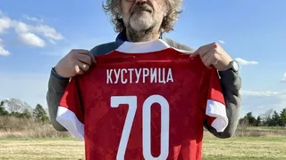 Federación rusa de fútbol obsequió camiseta al cineasta serbio Emir Kusturica
