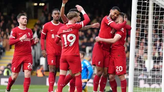 Liverpool tumbó a Fulham y sigue aferrado a la lucha por el título de la Premier League