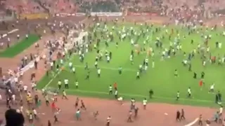 ¡Escándalo! La terrible invasión a la cancha en Nigeria tras derrota en el repechaje