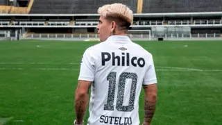 El actual “10” de Santos, Yeferson Soteldo, fue a despedir a Pelé