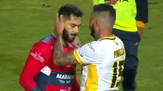 Besos y abrazos: El emotivo reencuentro de Pinilla y Herrera como rivales