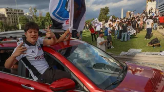 Bus con hinchas de Colo Colo volcó en la Ruta 5 Norte y dejó heridos con riesgo vital