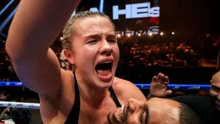 [Video] Modelo de OnlyFans ganó pelea de boxeo y celebró sacándose la polera en pleno ring