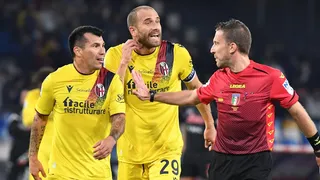 Gary Medel cometió un penal en dura caída de Bologna ante el líder Napoli en la Serie A