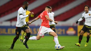 Carlos Palacios tuvo minutos en intenso empate entre Inter y Sport Recife en el Brasileirao