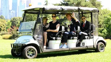 Jannik Sinner posó con el trofeo del Abierto Australia un día después de ser campeón