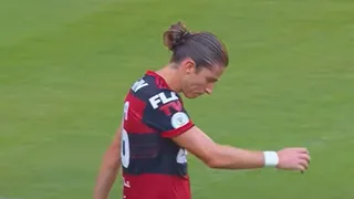¿Qué quiso hacer? El increíble autogol de Filipe Luis en derrota de Flamengo ante Atlético Mineiro
