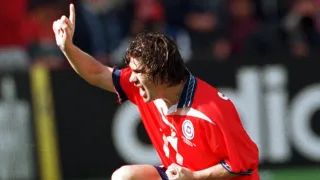 Atacante del Arsenal celebra su renovación con gesto del Matador Salas