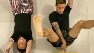 ¿Magia? Phillipe Coutinho sostuvo su cuerpo con tan solo un dedo en “ejercicio de cuarentena”