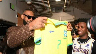 ¡Reunión de cracks! Vinicius intercambió camisetas con LeBron James en Los Angeles