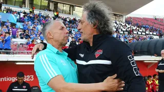 Impacto total por el DT chileno que quedó sin club tras clasificar a la Copa Libertadores