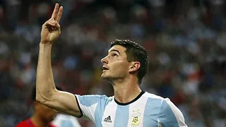 Lucas Alario habló de su “primera vez” contra su compañero Charles Aránguiz