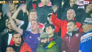 Sujeto con camiseta de la UC estuvo presente en la barra de River Plate y generó comentarios