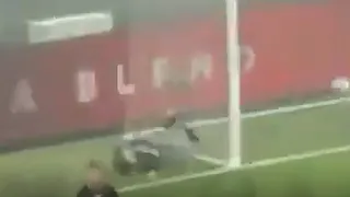 La caída viral de un hincha de Manchester United que se “relajaba” sobre un arco en Old Trafford