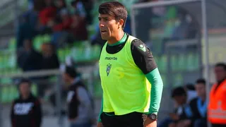 Hinchas robaron indumentaria de S. Wanderers y Moisés Villarroel los encaró para recuperarlas