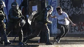 A lo Maradona: Manifestante que arrancó de Carabineros se volvió viral en Argentina