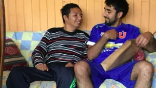 El tierno gesto de un hincha de U. de Chile con uno de Colo Colo que sacó aplausos en redes