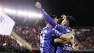 River de Paulo Díaz sufrió dolorosa caída ante Vélez de Pablo Galdames en polémico partido