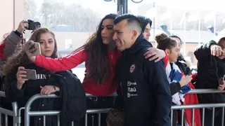 El relajo después del triunfo: Seleccionados saludaron a hinchas en Estocolmo
