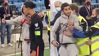 Virgil Van Dijk se ganó miles de críticas por empujar a un fanático