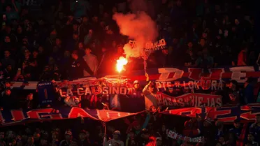 Barristas de U de Chile protagonizaron incidentes en el estadio Nacional y detuvieron la Copa Davis