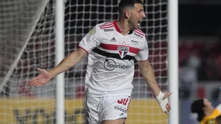 Sao Paulo venció a Corinthians en el clásico paulista y se alejó de la zona baja en el Brasileirao