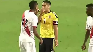 Hinchas de la Roja recordaron el “pacto de Lima” en festejos del triunfo sobre Colombia