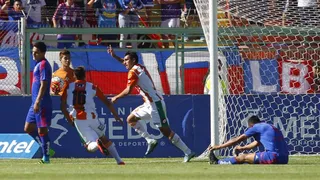 Carlos Oyaneder abrió el marcador para Cobresal con sólido cabezazo