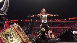 AJ Styles atacó a Seth Rollins tras la firma del contrato para la pelea por el título Universal