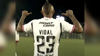 Arturo Vidal volvió al Monumental y estampó el dorsal 23 en su camiseta de Colo Colo