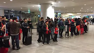 Alexis compartió con hinchas de la Roja en su llegada a Estocolmo