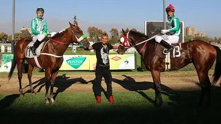 La visita de Arturo Vidal a sus caballos antes de viajar a Barcelona