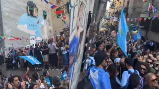 Fanáticos napolitanos se reunieron en torno a mural de Maradona para apoyar a Argentina en la final