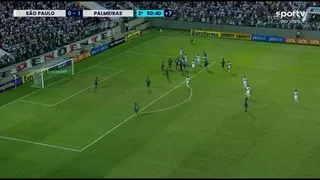 ¡De miedo! Hincha ingresó a la cancha con un cuchillo en un importante clásico