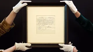 La millonaria cifra en que subastó la servilleta con el primer contrato de Messi