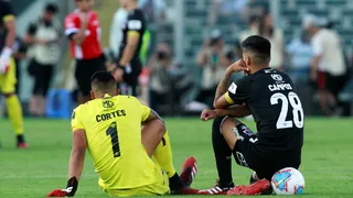 Barristas “apretaron” a jugadores de Colo Colo por el crítico momento del club