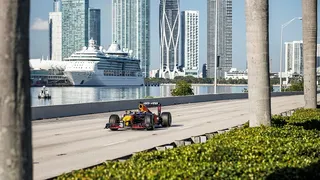 “Checo” Pérez sorprendió a bordo de su monoplaza en viaje desde Nueva York a Florida