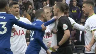 ¡Polémica en el clásico londinense! Arbitro revirtió una expulsión pese a evidente golpe