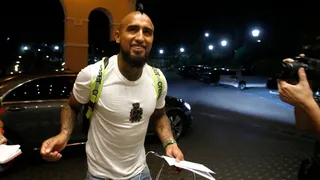 Arturo Vidal abandonó el país y viajó a España para reintegrase a FC Barcelona