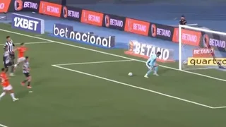 El grosero error del arquero de Botafogo que permitió un gol de Inter de Porto Alegre