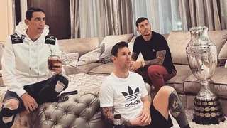 “Bien acompañados”: Messi, Di María y Paredes se lucieron con foto de la Copa América en París