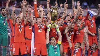 A 10 años del bicampeonato Bravo recordó cuando Chile retiró a Messi