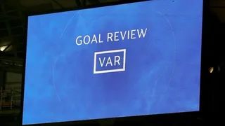 ¡Insólito! Desconectaron la pantalla del VAR para cargar un celular en partido de Arabia Saudita