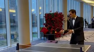 Federer dio una lección de tenis de mesa con esmoquin