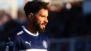 Aseguran que Eugenio Mena tiene un pie fuera de U Católica y apunta a su próximo destino